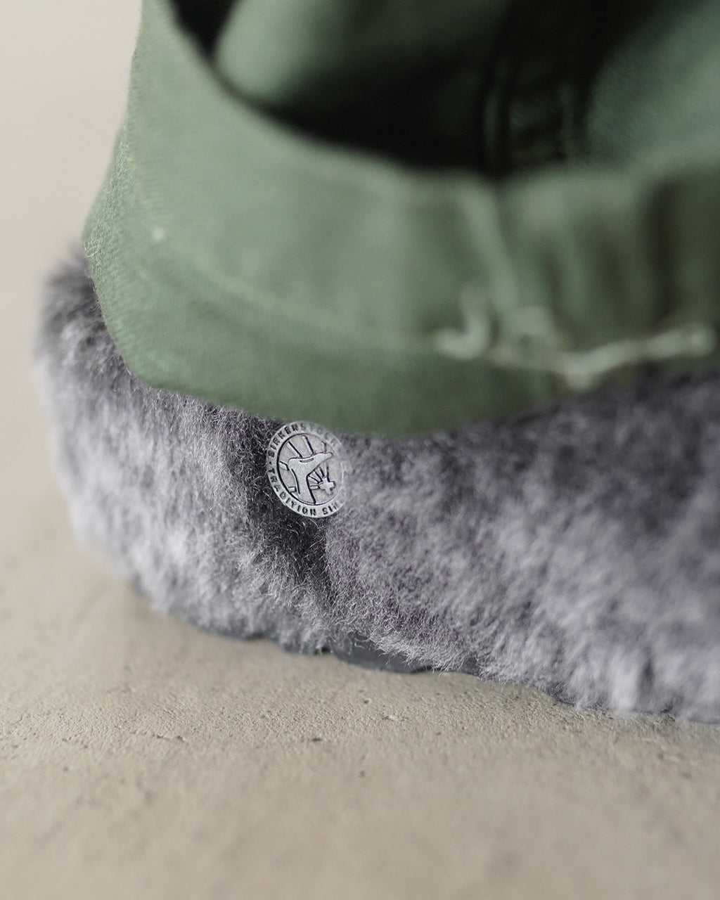 グレージュ系のシアリングアッパーと、毛足の長いファーが特徴のAmsterdam Wrapped Shearlingの足元アップ。柔らかな質感とボリューム感が伝わるディテールショットです。