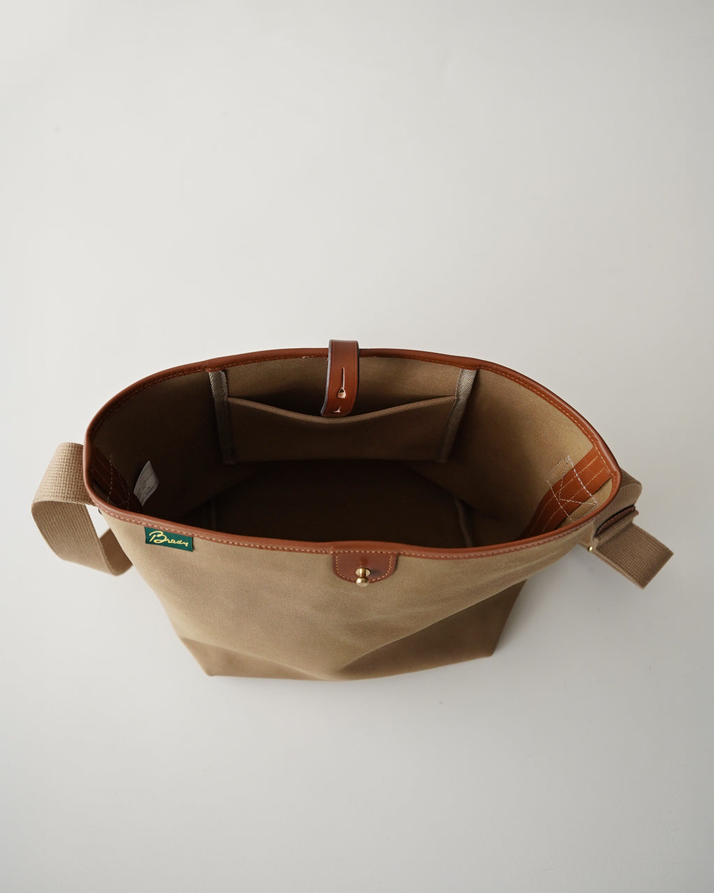 Brady(ブレディ) ショルダーバッグ美品  - カーキ×ブラウン キャンバス×レザー 大容量ショルダーバッグ♪マザーズバッグにも
