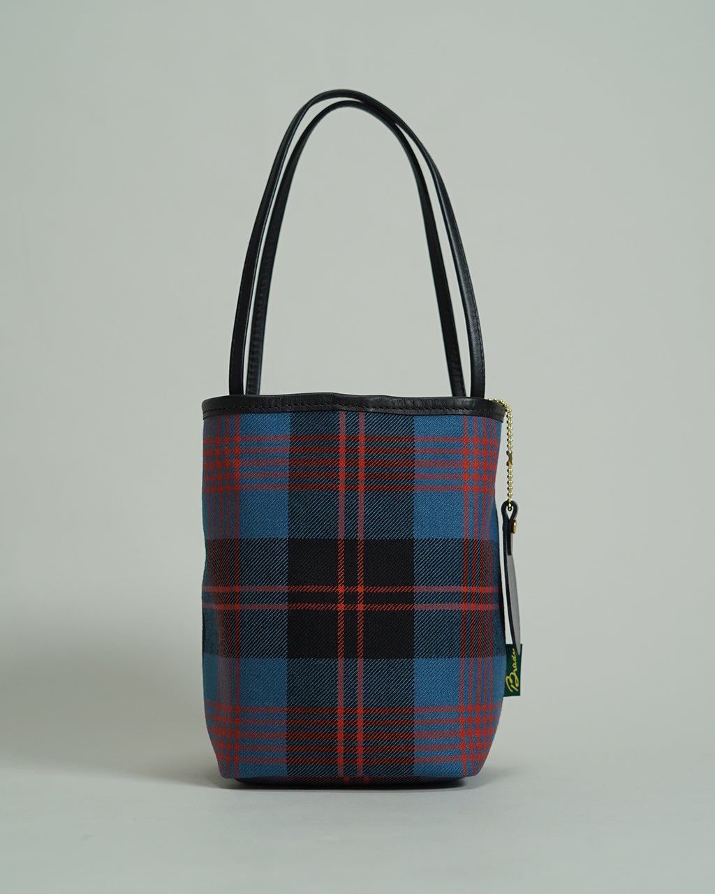 ブレディのKEER LOCHCARRON WOOL CHECK、タータンチェック柄のミニ型ショルダーバッグ。黒いレザーハンドルと金属チェーンチャームがアクセントのデザイン全体像。