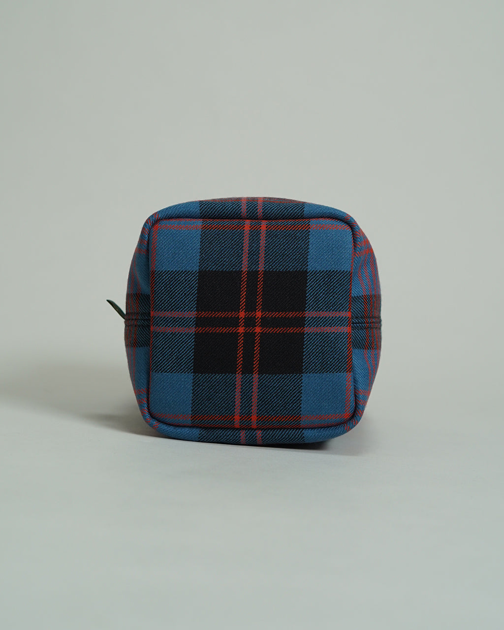 ブレディのKEER LOCHCARRON WOOL CHECKの前部アップ。タータンチェック柄のブルー系生地と赤いラインが際立つ正面ショット。