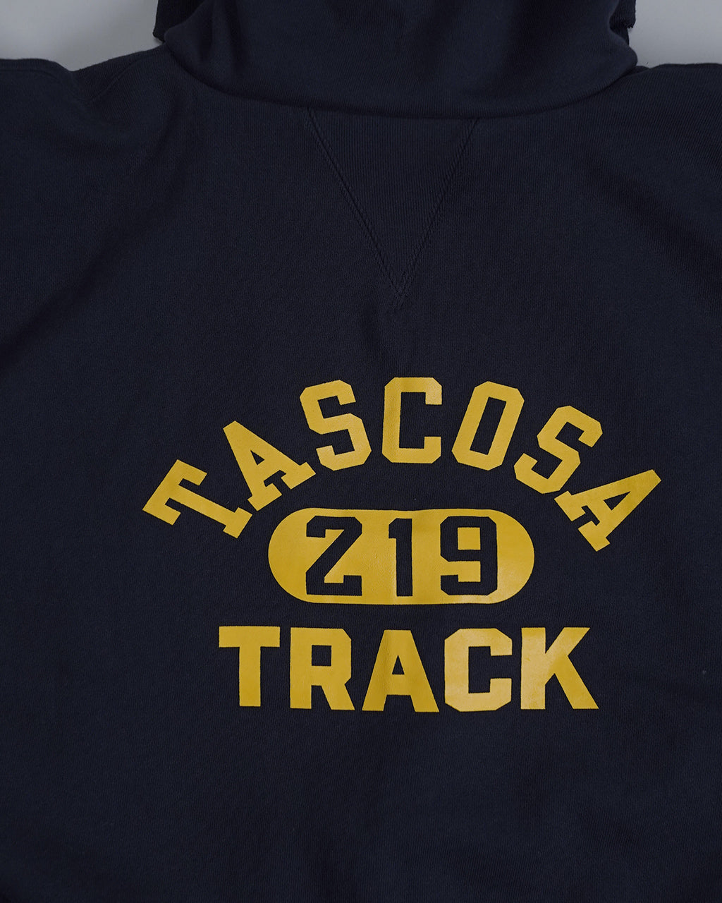 ネイビーのフード付きスウェットに黄色のロゴ「FASCOSA Z19 TRACK」が中央に大きくプリントされたデザインのアップ画像
