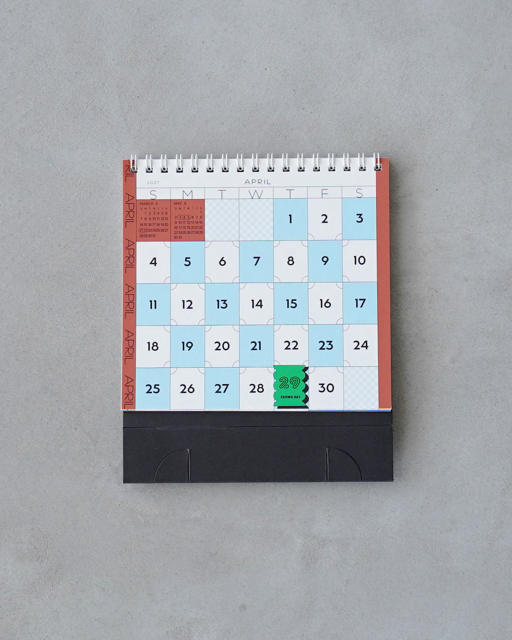 卓上カレンダーChess Desk Calendarの表紙イメージ。カラフルな月間レイアウトとリング綴じ、厚みのある紙質が画面中央に配置されています。