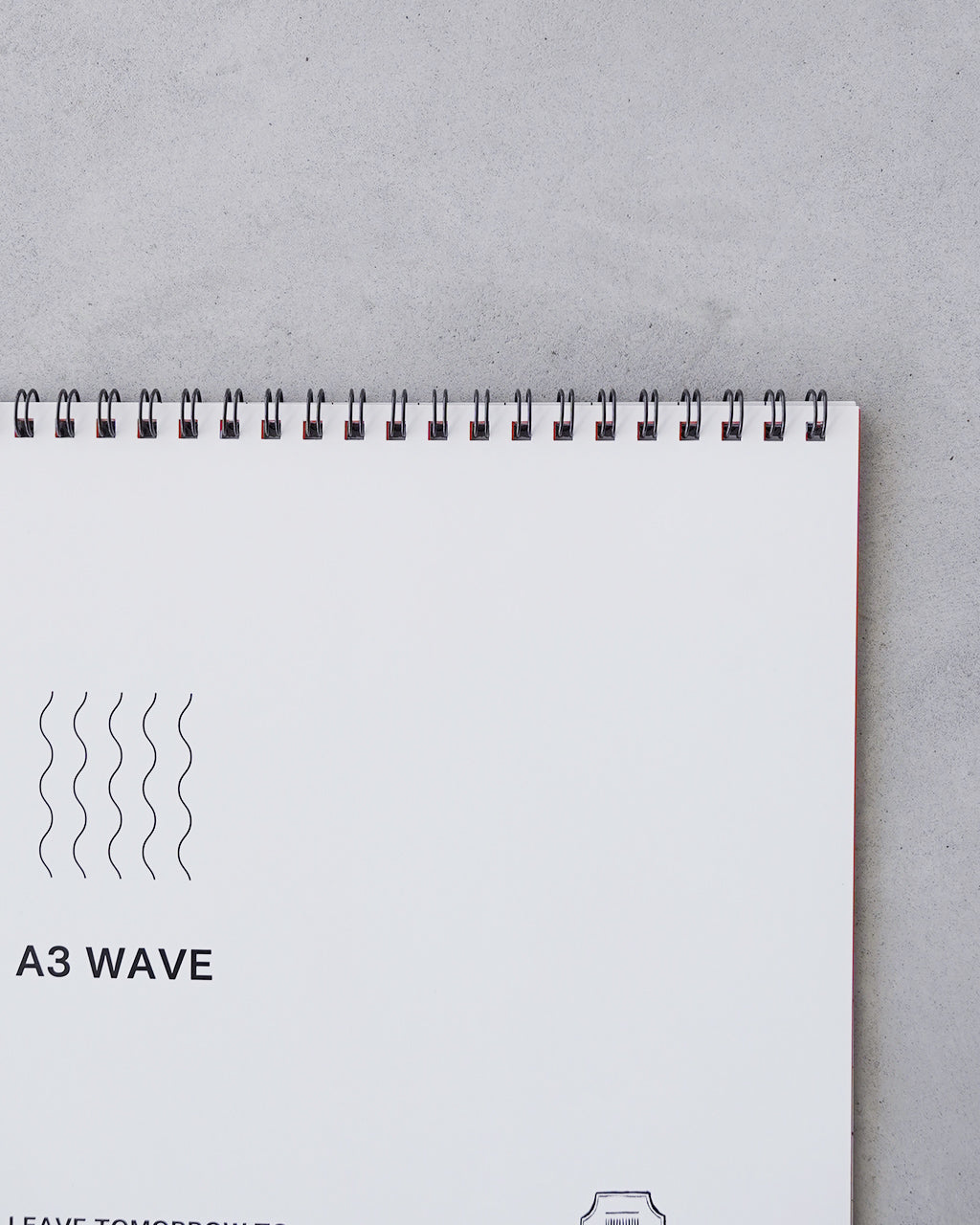 見開きのA3サイズリングノート風デザイン。白い紙面に波形モチーフと太い黒文字で「A3 WAVE」と表記され、上部をリングで綴じた構造が分かるディテール画像