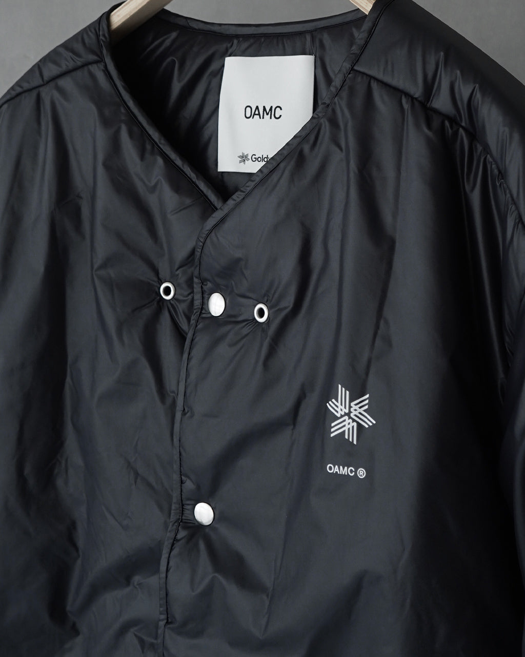 Goldwin × OAMC ゴールドウイン × オーエーエムシー インサレーテッド ライナー ジャケット Insulated Liner Jacket ノーカラー 軽量 GL24703MC【送料無料】