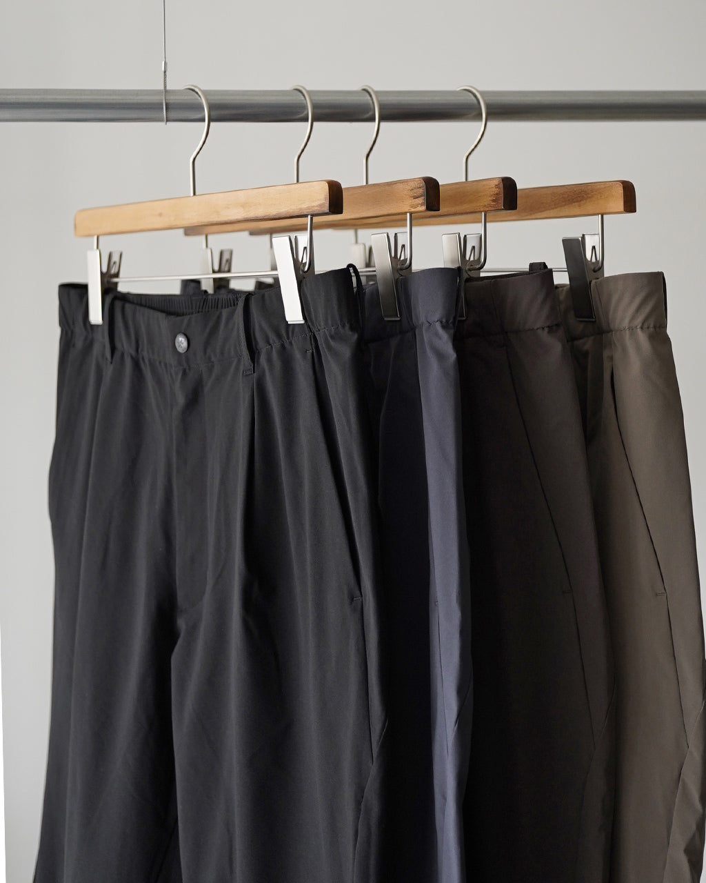 One Tuck Tapered Light Pants GL76180