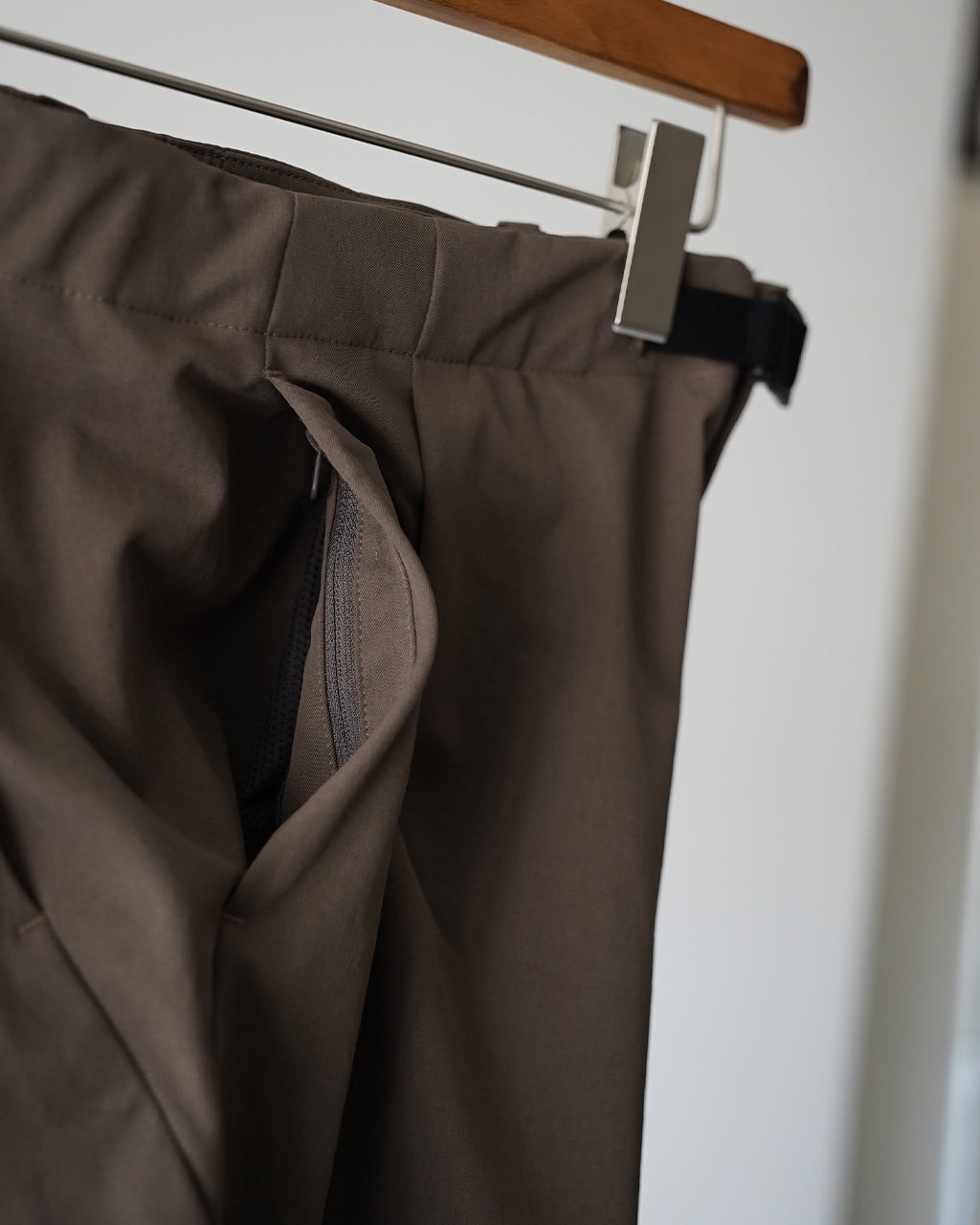 One Tuck Tapered Stretch Pants GL75177