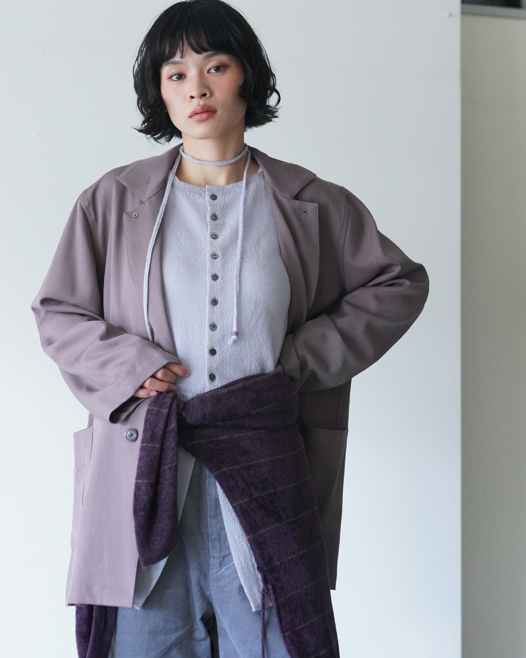 モーブカラーのEase of Mood Jacketを着用した女性モデルの正面ショット。ゆったりとしたシルエットと襟元のディテールが特徴的。