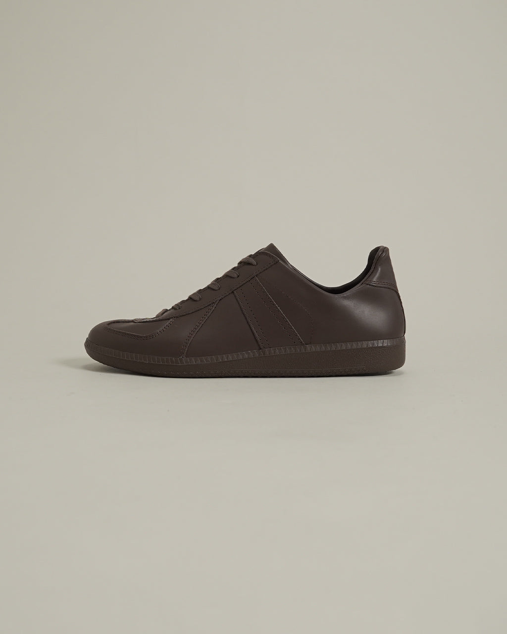 KAPTAIN SUNSHINEのUnlined KS Trainer。ダークブラウンのカウレザーを用いた低めのシルエットで横から見たときのラインが特徴のジャーマントレーナー風スニーカー。