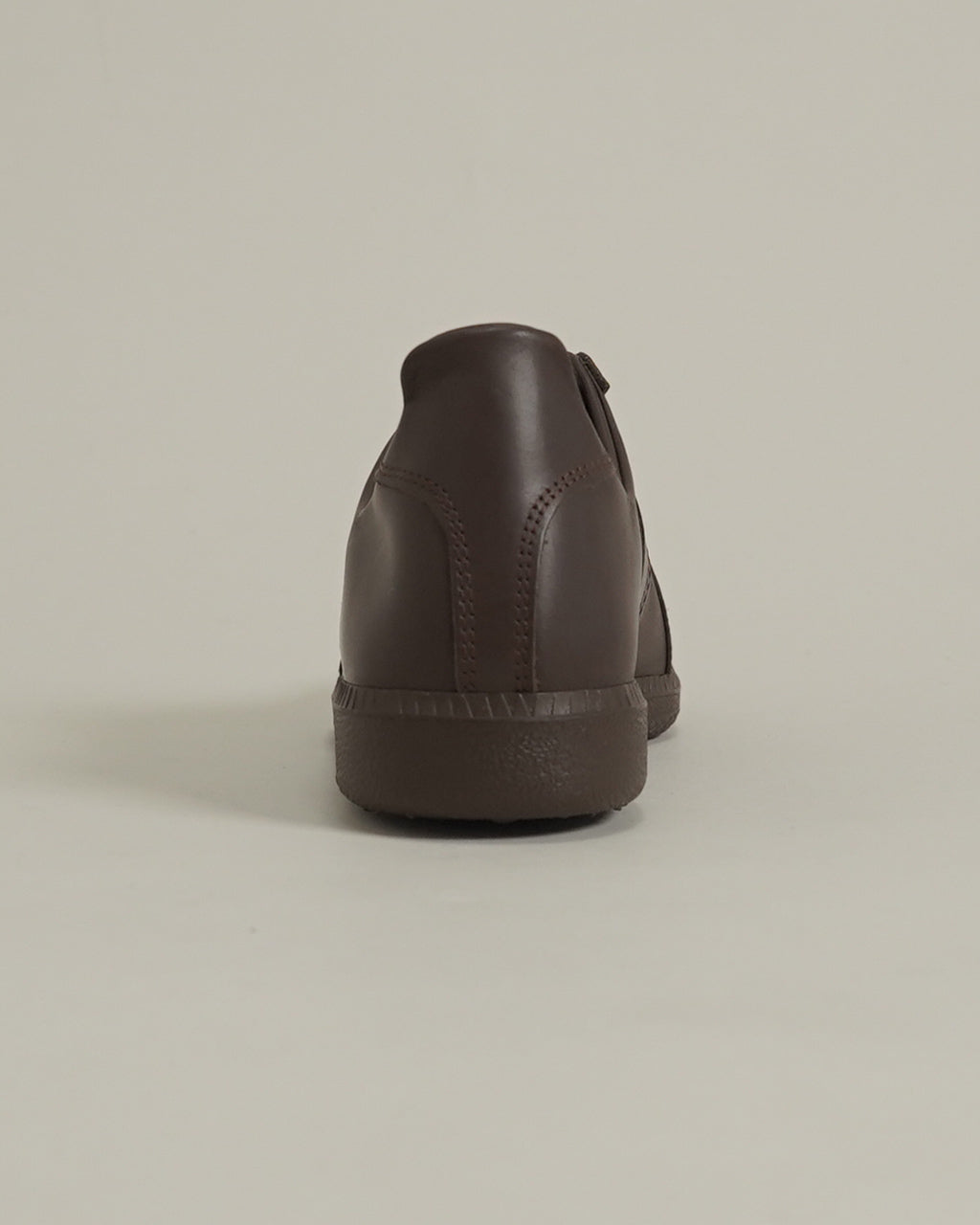 キャプテンサンシャインのUnlined KS Trainerの後方ショット。茶系カウレザーの滑らかな質感と、ソールのボリューム感がわかるジャーマントレーナーの背面全体が映るアングル。