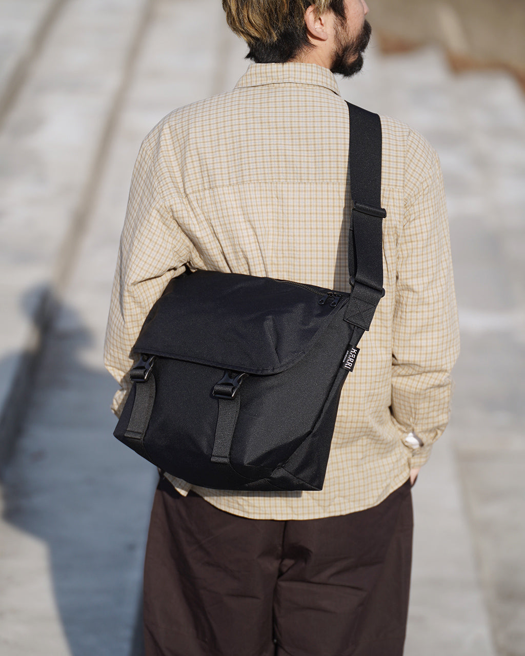 MESSENGER BAG K010-M-BL