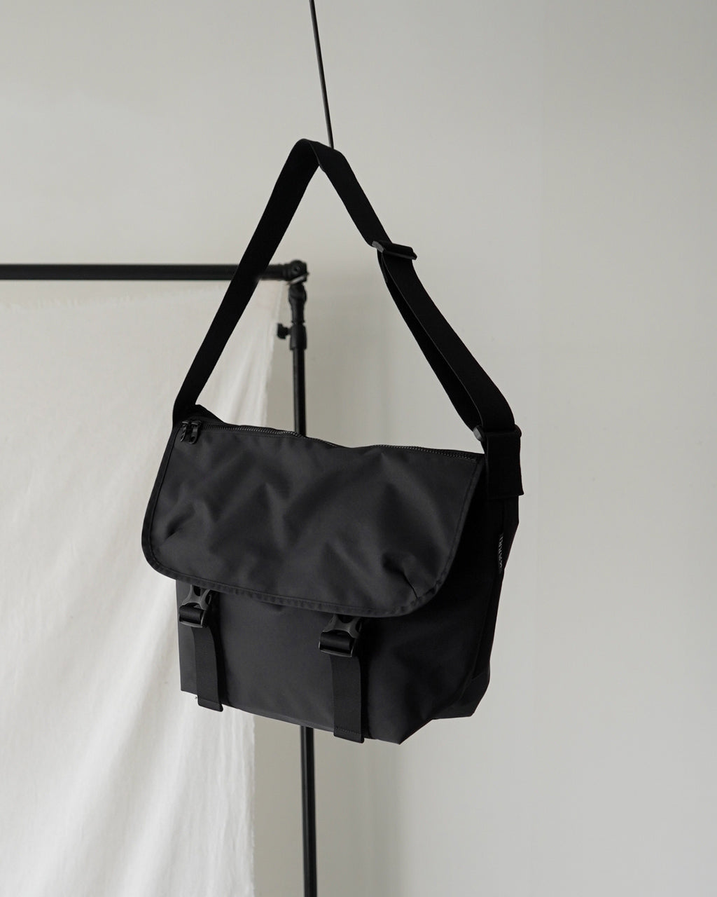 KARRI AMIACALVA RECYCLED CORDURA POLYESTER MESSENGER BAG Msize K010-M-BL