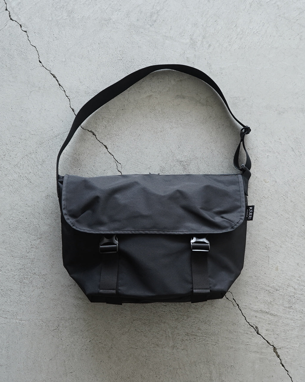 KARRI AMIACALVA RECYCLED CORDURA POLYESTER MESSENGER BAG 【M】 K010-M-BL
