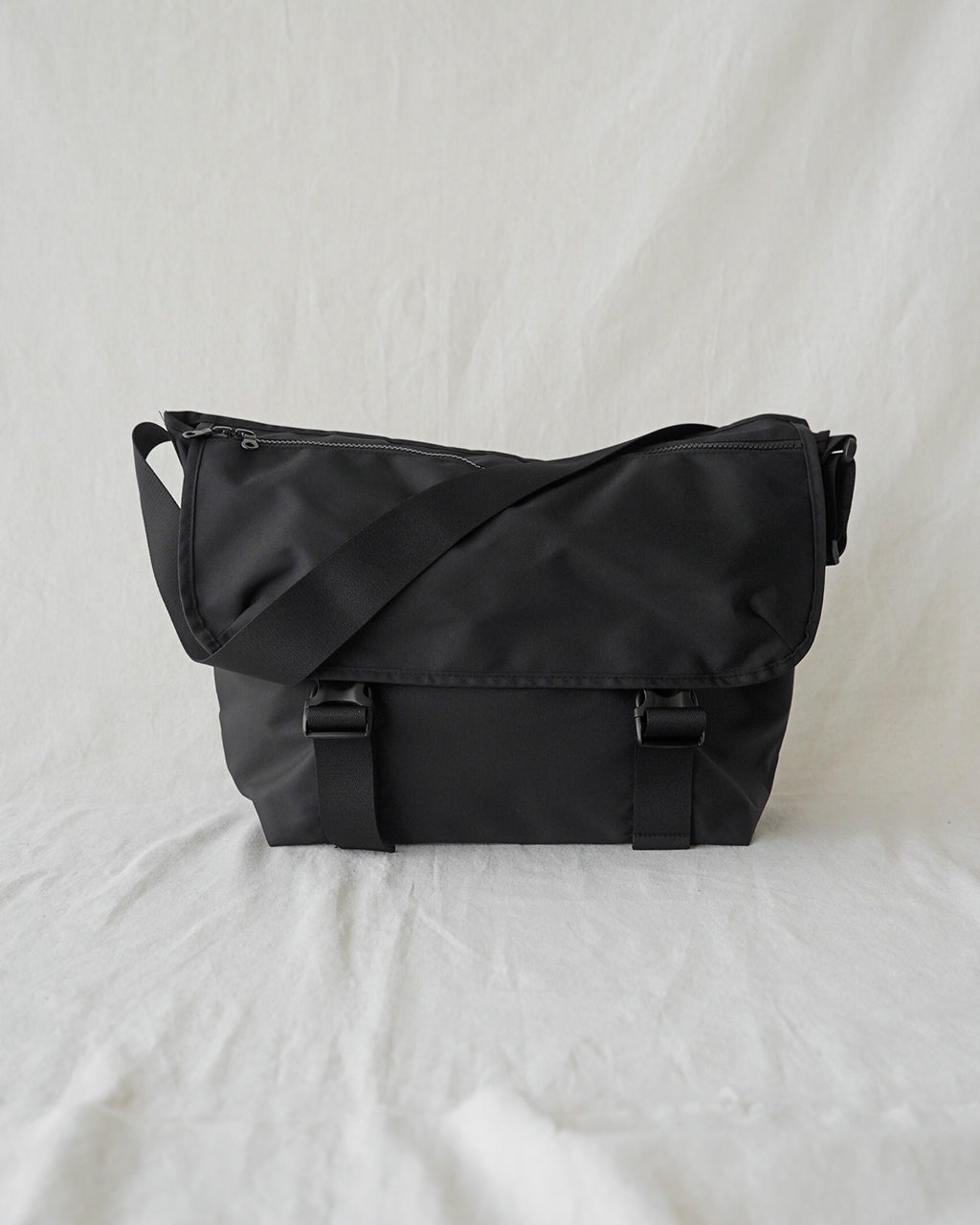 KARRI AMIACALVA RECYCLED CORDURA POLYESTER MESSENGER BAG Msize K010-M-BL