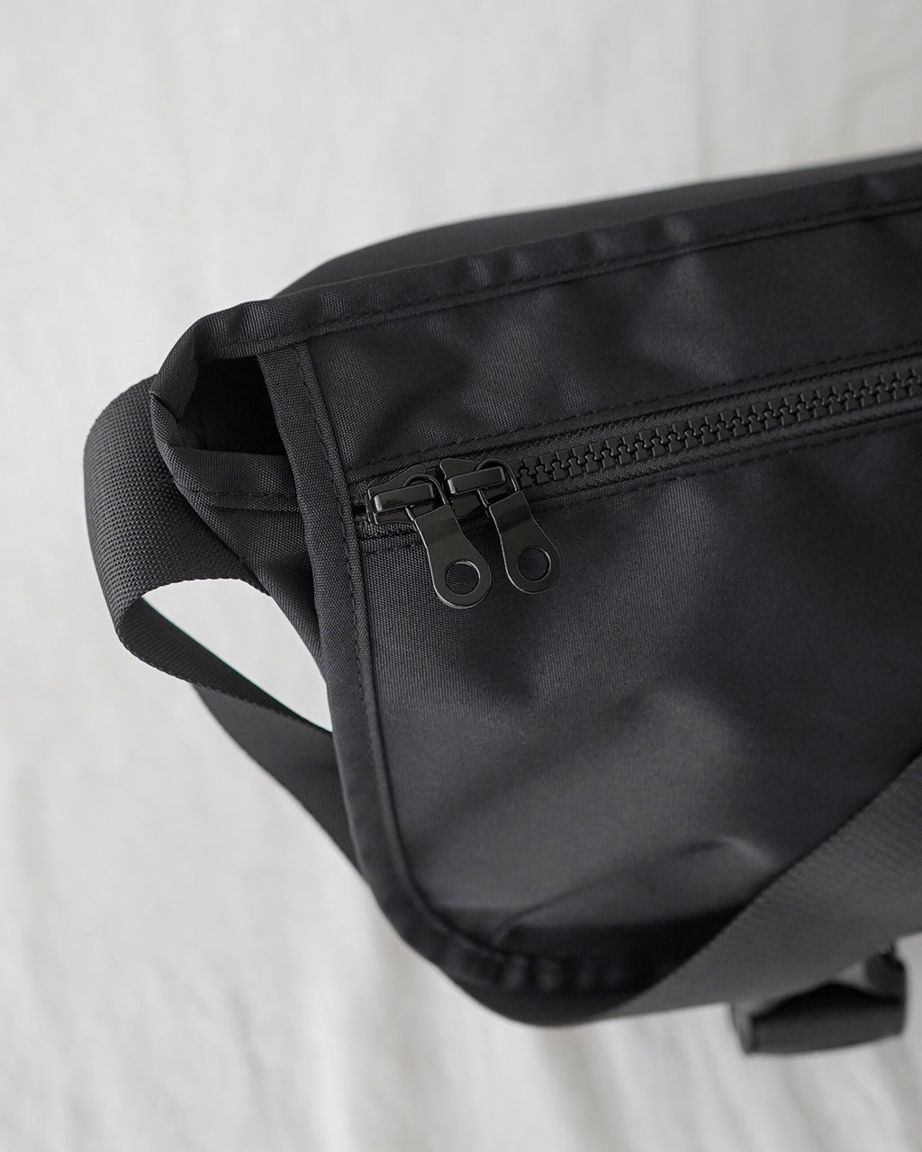 KARRI AMIACALVA RECYCLED CORDURA POLYESTER MESSENGER BAG Msize K010-M-BL
