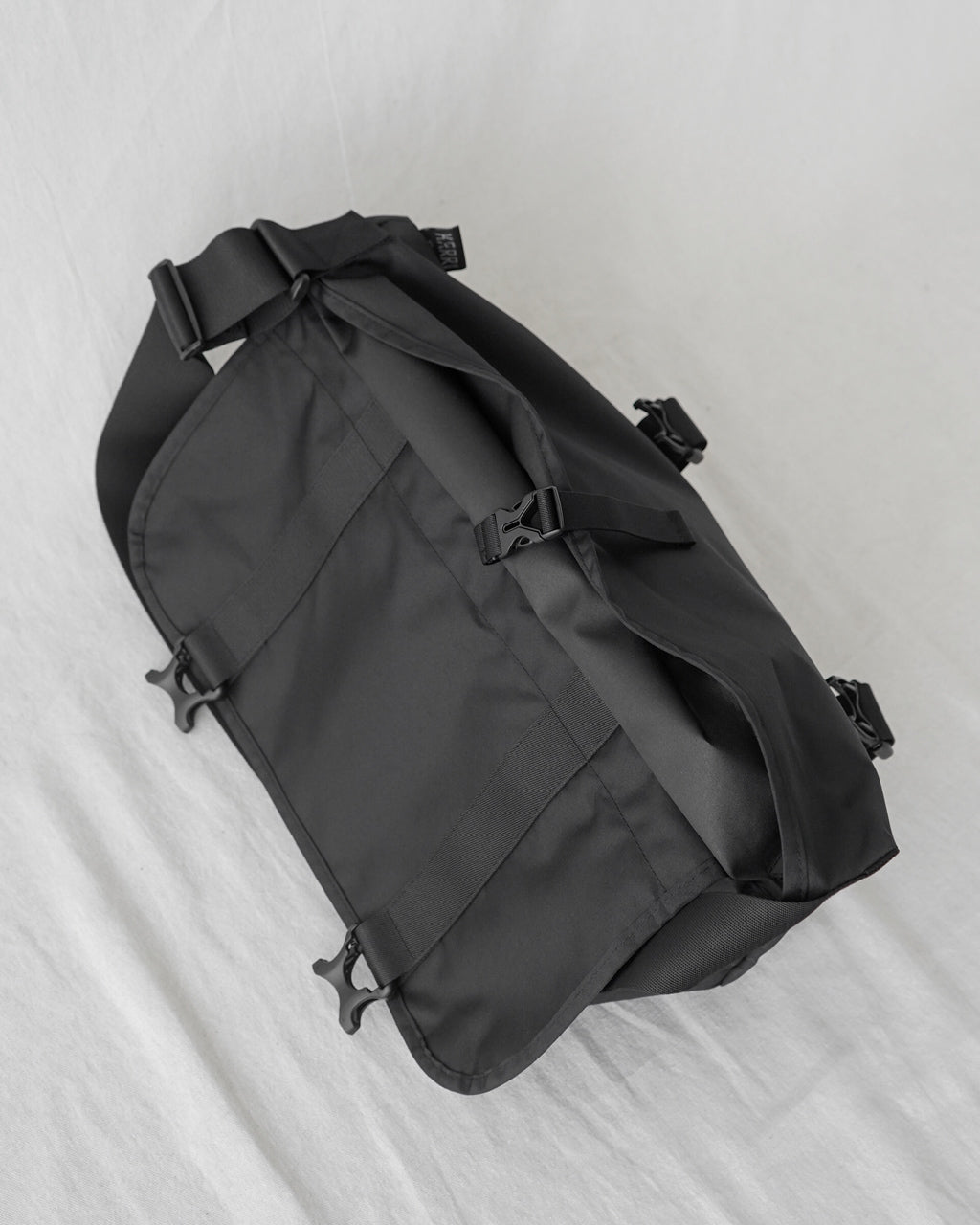 KARRI AMIACALVA RECYCLED CORDURA POLYESTER MESSENGER BAG Msize K010-M-BL