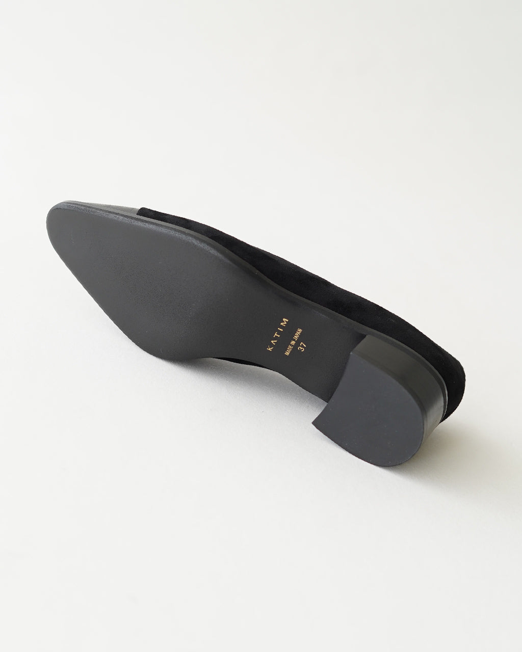 KATIMのブラックパンプス、つま先はシャープなポインテッドトゥで、ソールは黒のミニマルデザイン。ヒール約4cm、アッパーは型押しの革素材が見えるディテール画像。