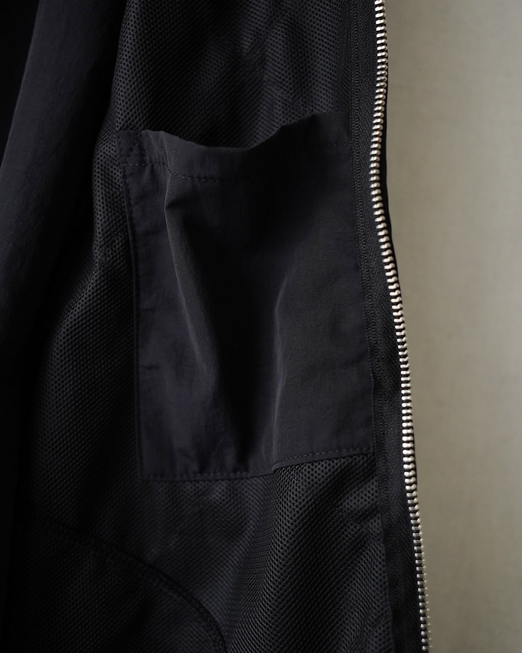 BLACK EDITION UNWADDED ZIPPED HIGH NECK GILET MENS LV13008