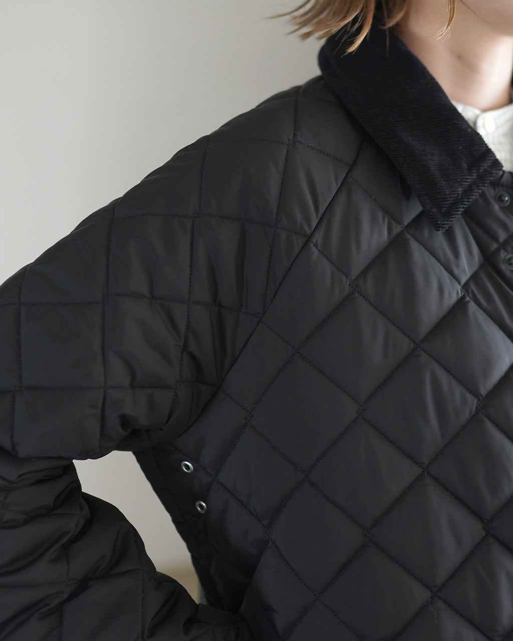 ラベンハム Chantry Womens LV13100 の黒系ダイヤ柄キルティング長袖ジャケット。ショルダーと袖のアップショットで、コーデュロイ風カラーの襟と滑らかな表地の質感が映えるディテール画像。