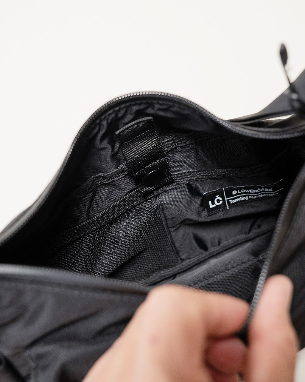 LC by LOWERCASEのショルダーバッグSサイズ。内側の小物整理用オーガナイザーと前後のポケットが見える、内部生地とナイロン素材の質感が分かるディテール画像。