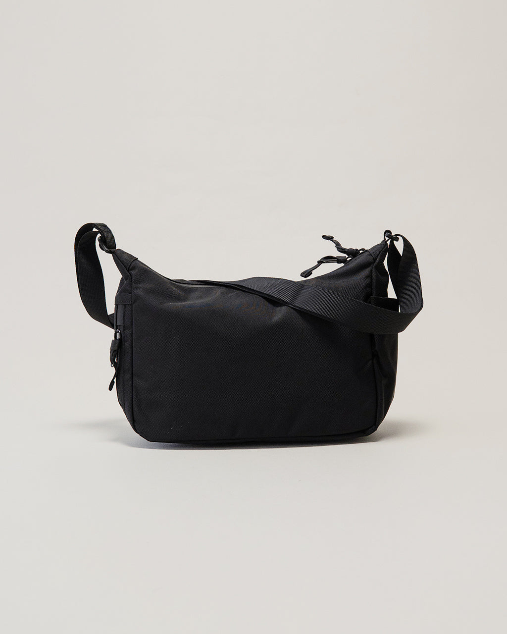 LC by LOWERCASEのブラックのショルダーバッグ。前後にジップポケットを備え、コンパクトながらゆとりのある形状が特徴的なミニマルデザインのバッグです。