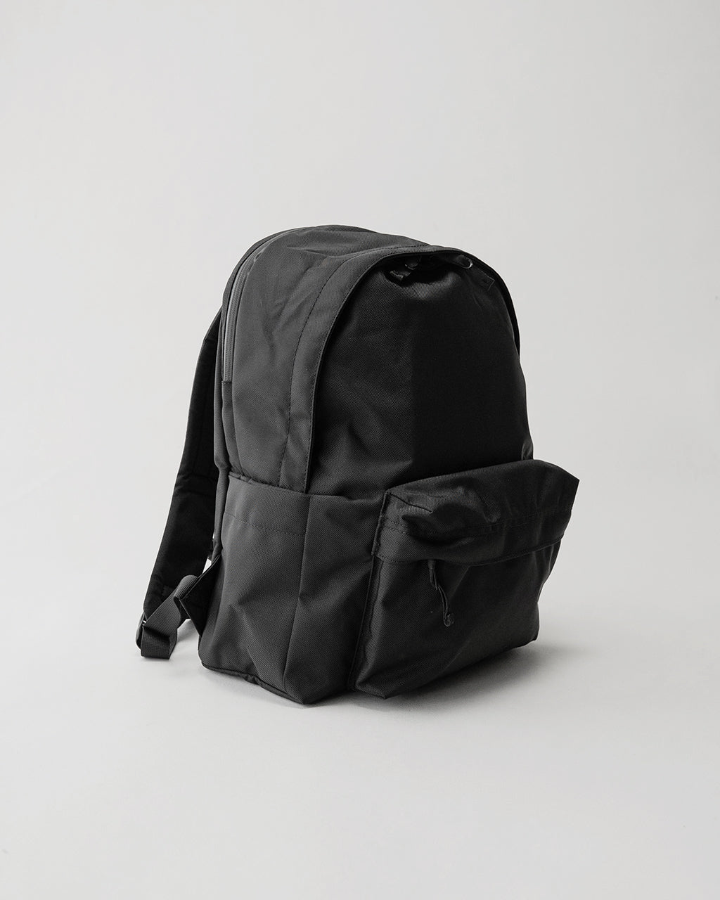黒系のバックパック。前方に大きな収納ポケットがあり、背面と側面の生地は耐久性の高いナイロン素材で作られているように見える。シンプルなデザインで、日常使いに適した標準容量16Lのリュック。
