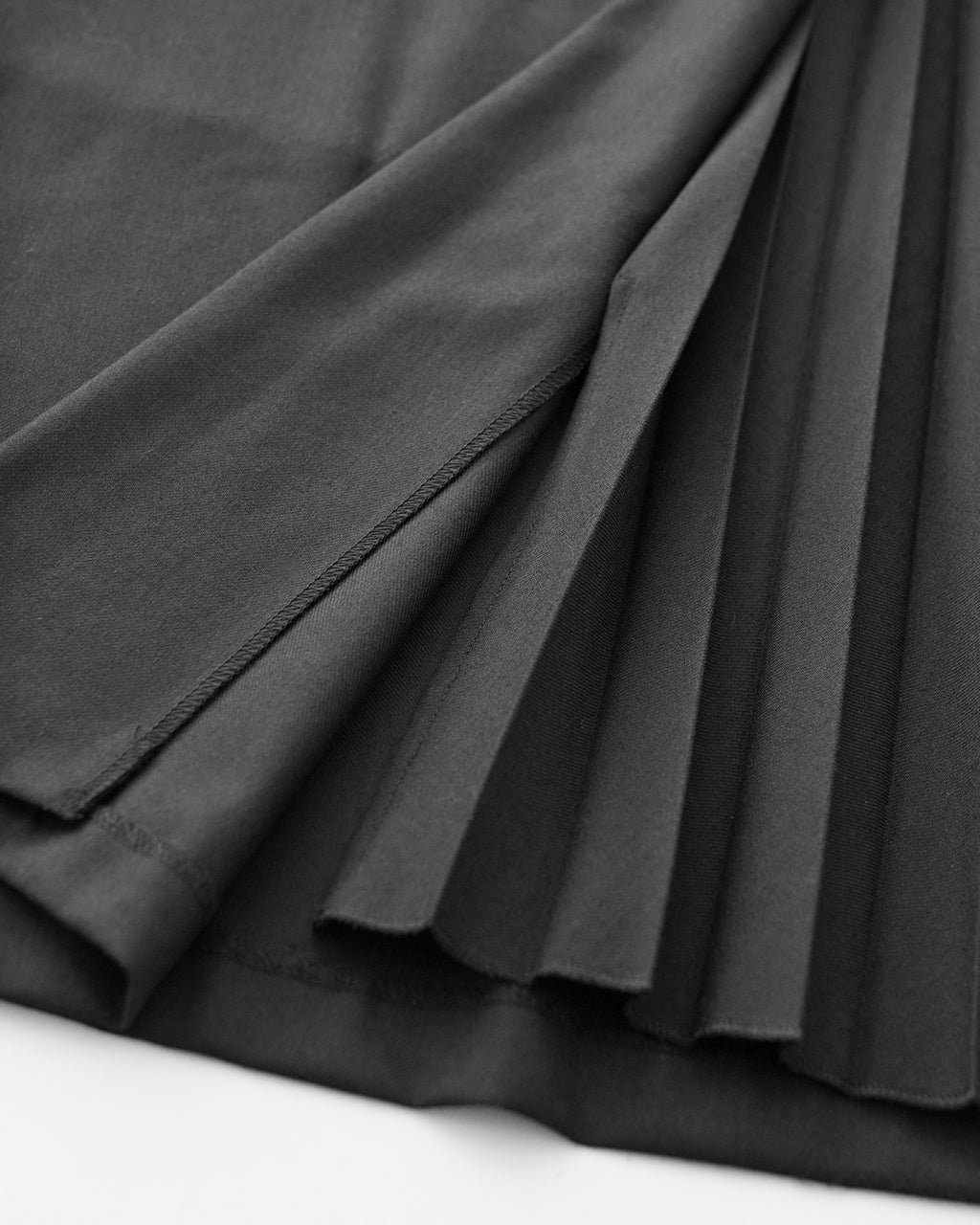 le glazik ル グラジック ツイル スリット プリーツ スカート TWILL SLIT PLEATED SKIRT ミモレ丈 LG-F0071TWK【送料無料】