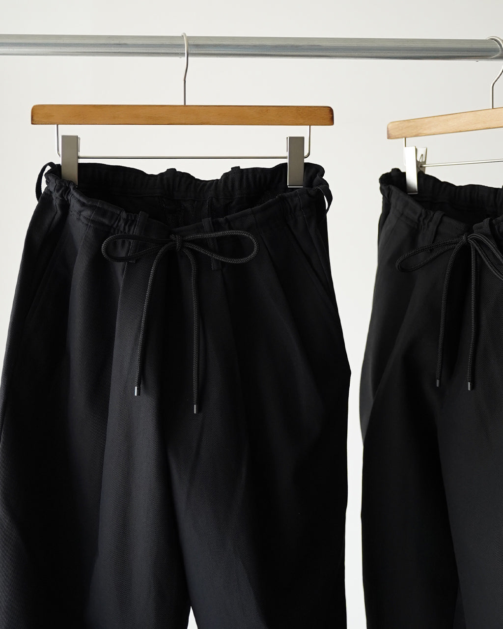 markaware DOUBLE PLEATED EASY TROUSERS A26A93PT02C イージーパンツ ブラック ネイビー｜Crouka(クローカ)