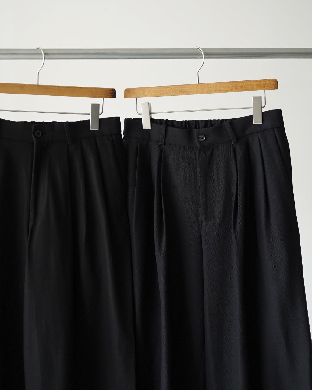 markaware TRIPLE PLEATED WIDE TROUSERS A26A93PT03C ワイドパンツ ブラック ネイビー｜Crouka(クローカ)