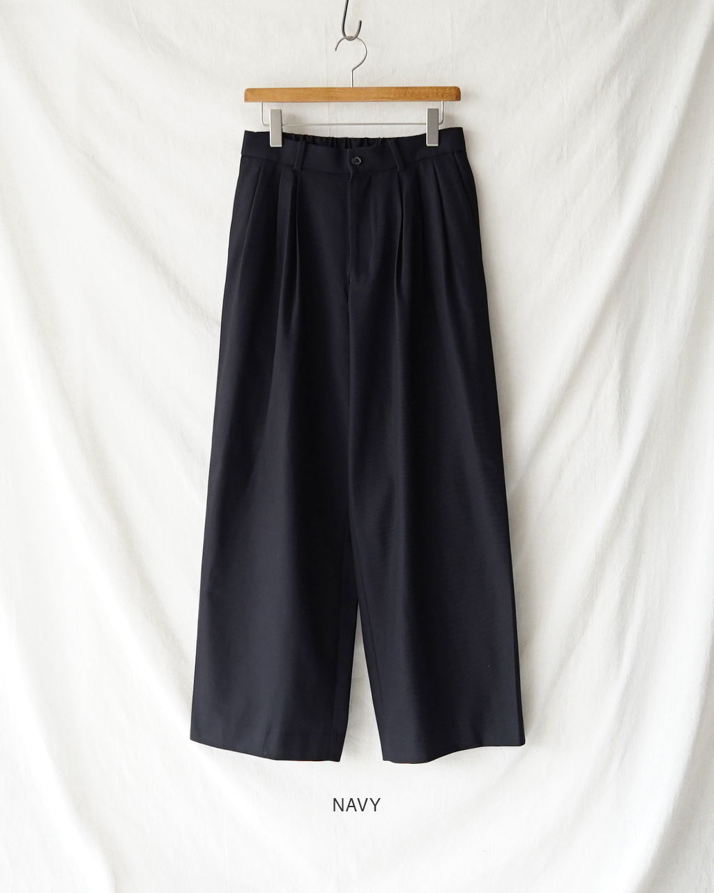 markaware TRIPLE PLEATED WIDE TROUSERS A26A93PT03C ワイドパンツ ブラック ネイビー｜Crouka(クローカ)