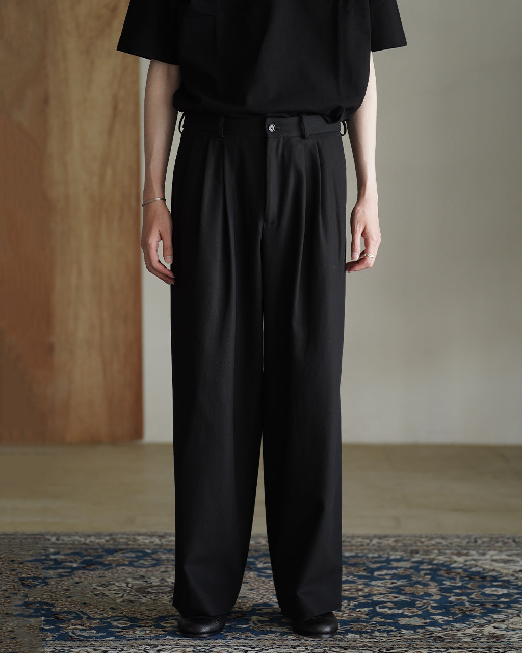 markaware TRIPLE PLEATED WIDE TROUSERS A26A93PT03C ワイドパンツ ブラック ネイビー｜Crouka(クローカ)