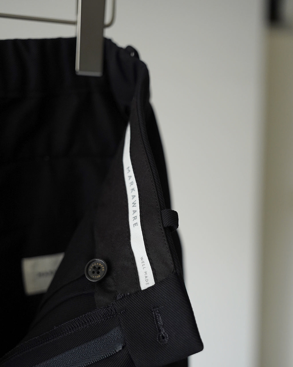 markaware TRIPLE PLEATED WIDE TROUSERS A26A93PT03C ワイドパンツ ブラック ネイビー｜Crouka(クローカ)