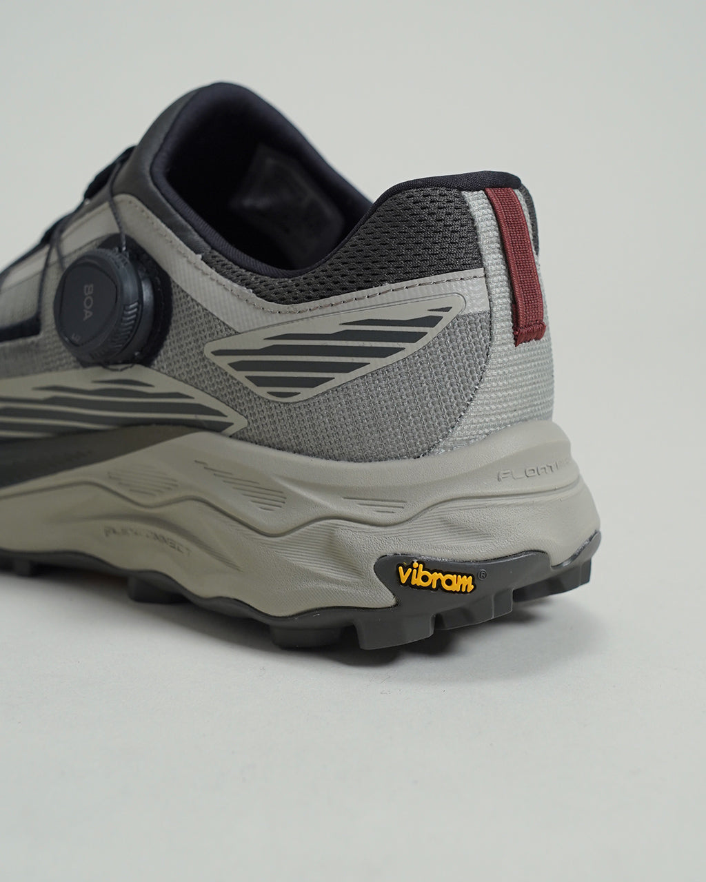 METSのようなヒール部とBOAダイヤルを搭載したMerrell Agility Peak 6 Boaの側面ショット。グレー系のアッパーと厚みのあるソールが特徴的。