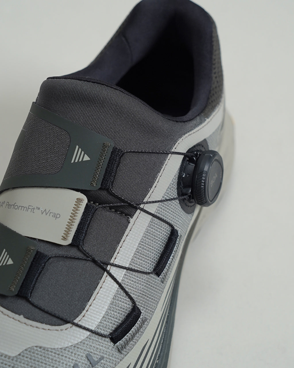 MERRELL AGILITY PEAK 6 BOA のクローズアップ。ダイヤル式フィットシステムと前足部のストラップ構造が見えるブラウン系のアッパー。