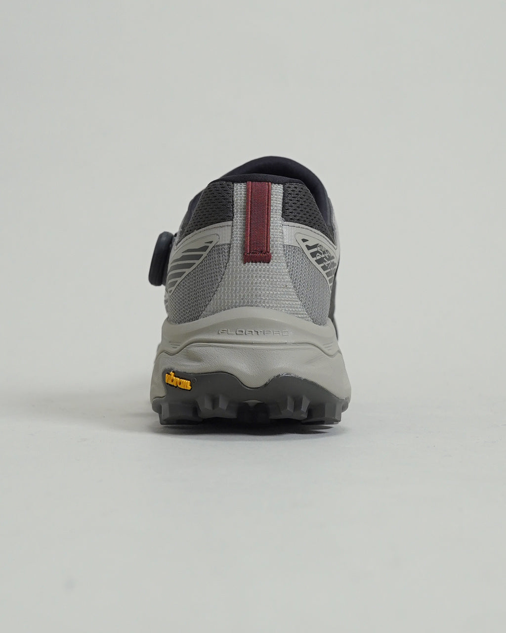 バックビューのメレルAGILITY PEAK 6 BOA。グレー系カラーでヒール周りがやや濃いトーン、ソールは厚くトレイル向けのVibram MegaGripが覗く。BOAシステムのダイヤルは左サイドに位置する。