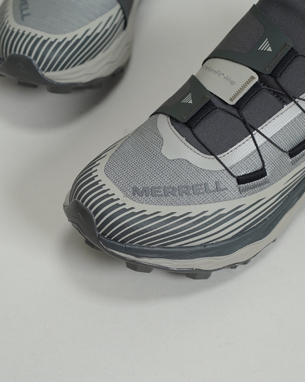 Merrell AGILITY PEAK 6 BOA の正面アップ。前足部のメッシュとダイヤル付きBOAフィットシステムが見え、グレー系のカラーと堅牢なアッパーの質感が分かる一枚。