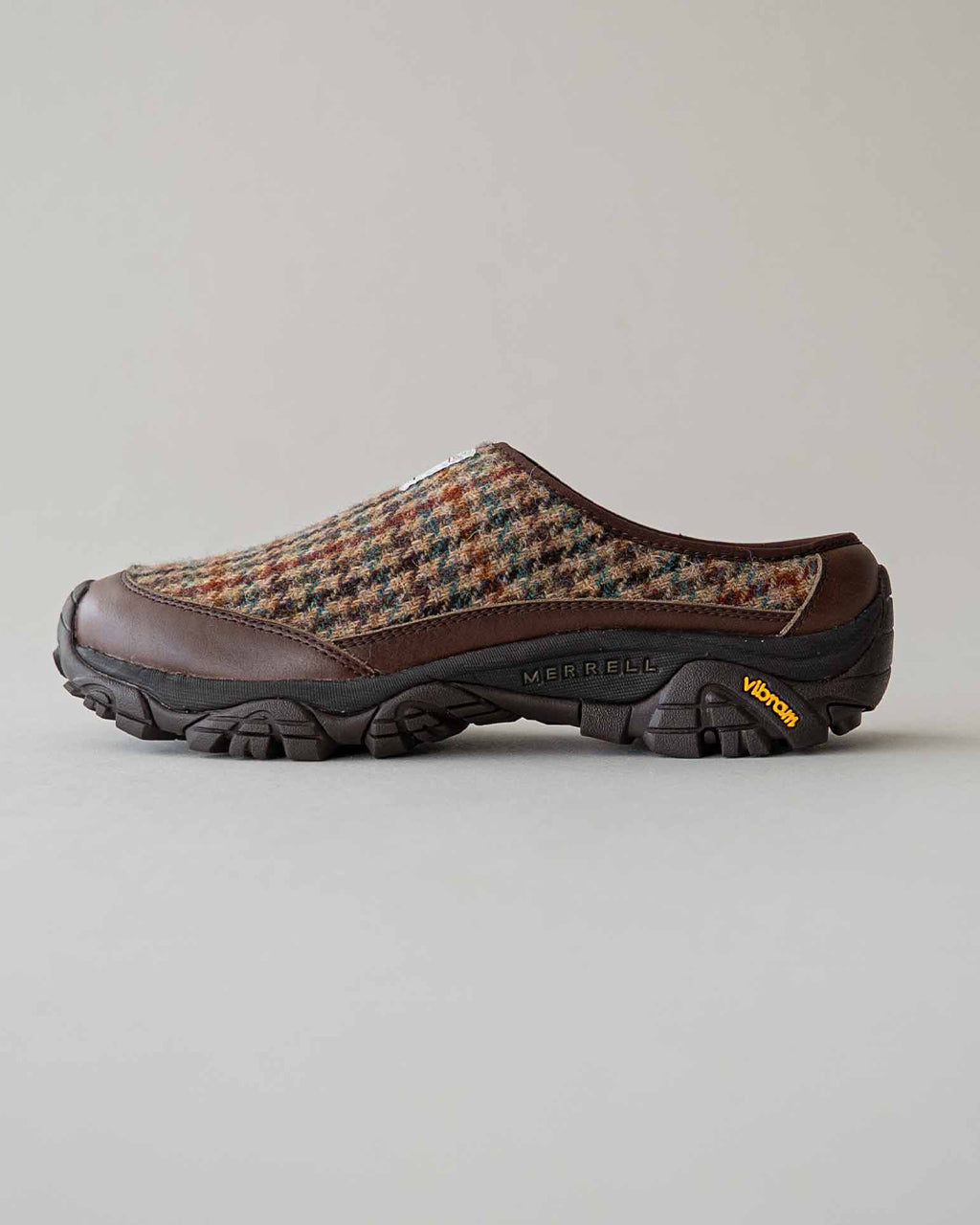 メレル MOAB 2 SLIDE X HARRIS TWEED のスリッポン型サンダル。ハリスツイードのチェック柄ミックスのアッパーとダークウォルナット系の組み合わせが特徴的な横からの視点。