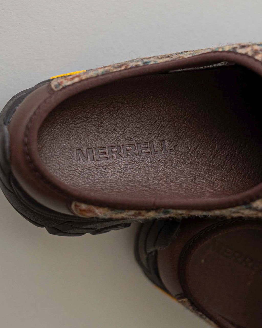 メレル MOAB 2 Slide X Harris Tweedの内側アングル。ダークウォルナットのレザーとツィードの組み合わせが見える。ブランドロゴ入りのインソール部分をクローズアップ