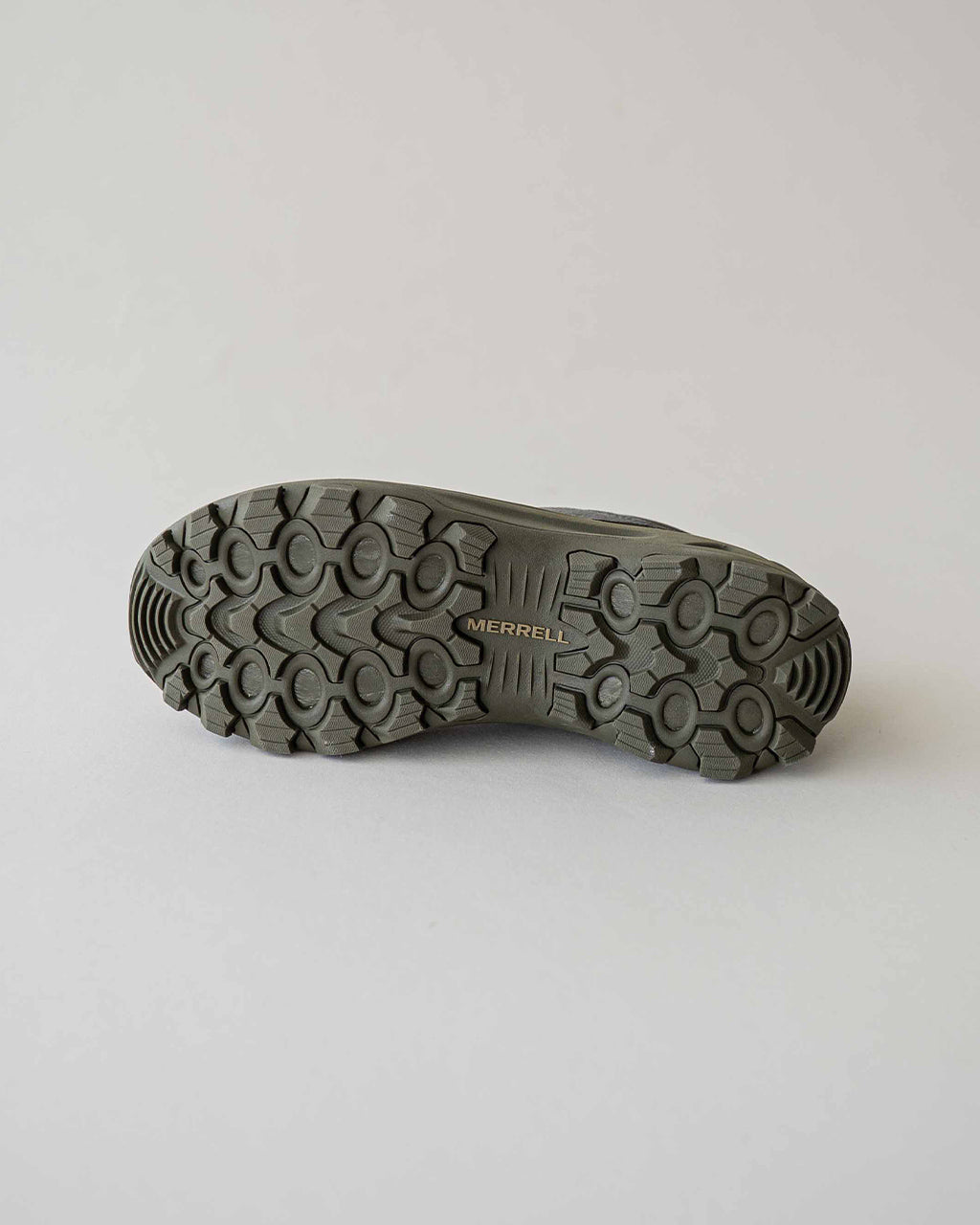 側面から見えるMERRELLのウィンターモック3のソールは凹凸のあるグリップパターンで、グレー系のアウトソールと滑らかなアッパーの組み合わせが特徴的です。底部デザインを強調したアングル。