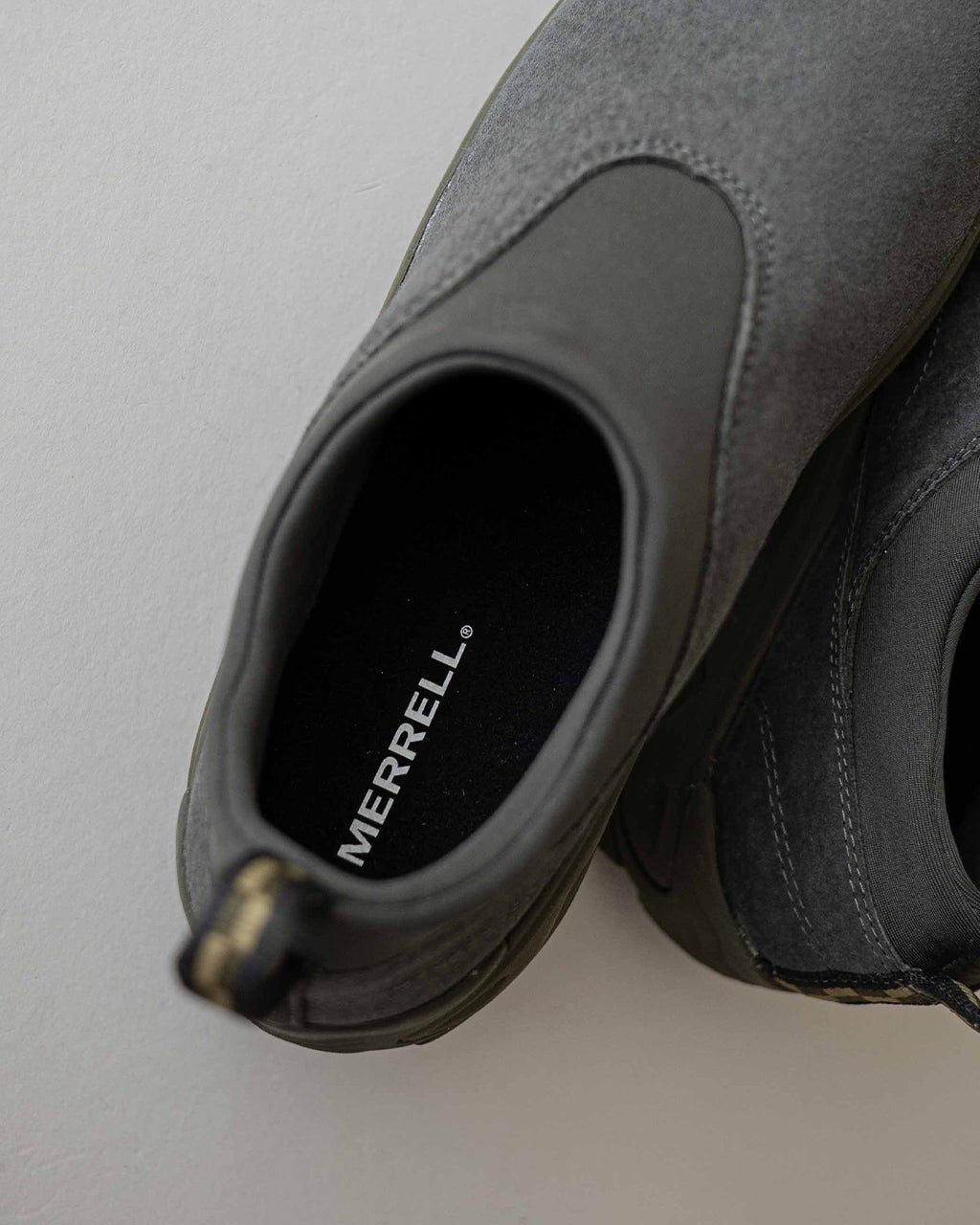 MERRELLのウィンター MOC 3。撥水スエードアッパーと黒系カラーの内貼り、履き口は伸縮性のあるネオプレン。つま先からヒールへ流れる滑らかなフォルムとソール部分の質感が特徴的なショートブーツ風のデザイン。