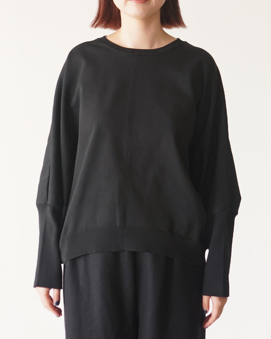 mizuiro indの cocoon P/O。ブラックのクルーネックニットで、肩周りはドロップショルダー、袖口と裾にはリブが入っているリラックスシルエットの一枚です。