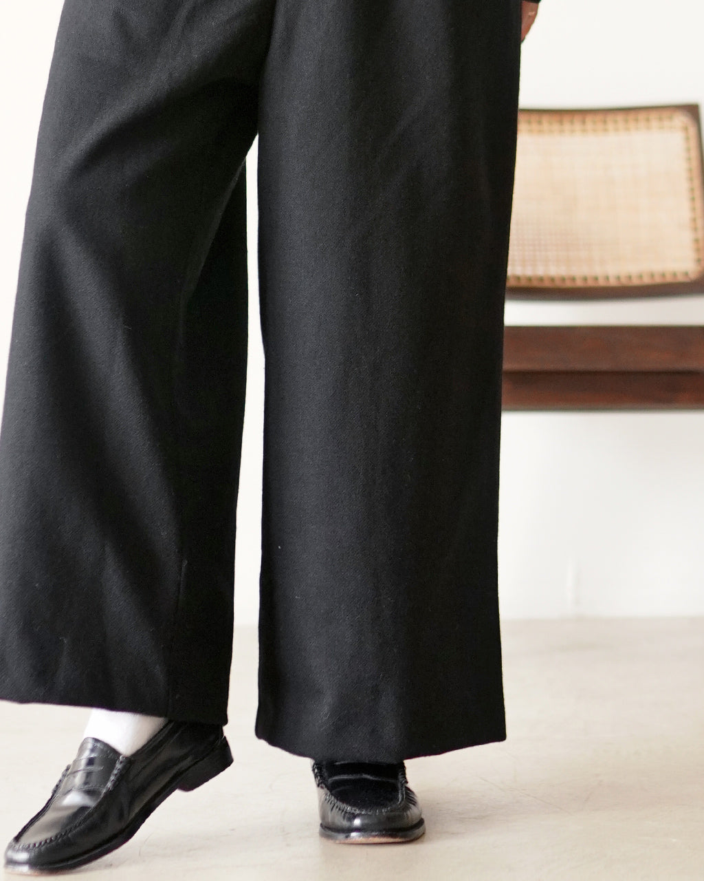 mizuiro ind wool wide easy PT の裾まで黒地のパンツ。長めの丈感と、黒のウール生地が落ち着いた雰囲気を演出している様子。シンプルなラインが特徴的なデザインの一枚。