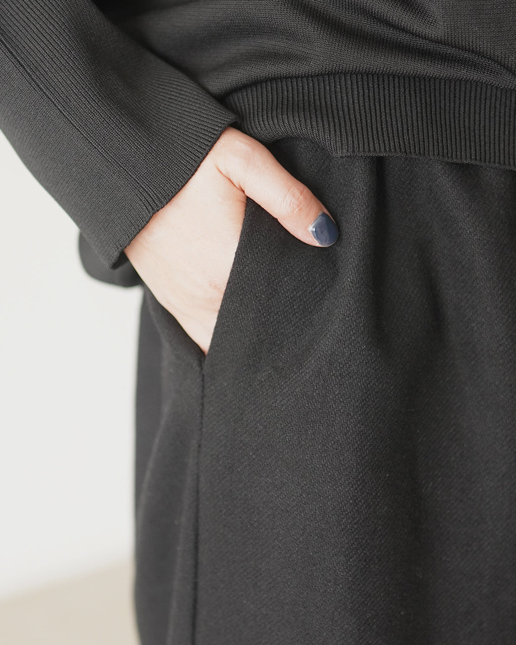 黒のウール混パンツの腰回りとポケット部分を近接撮影。ウエストゴムのリブと生地の密度が分かるディテール写真。