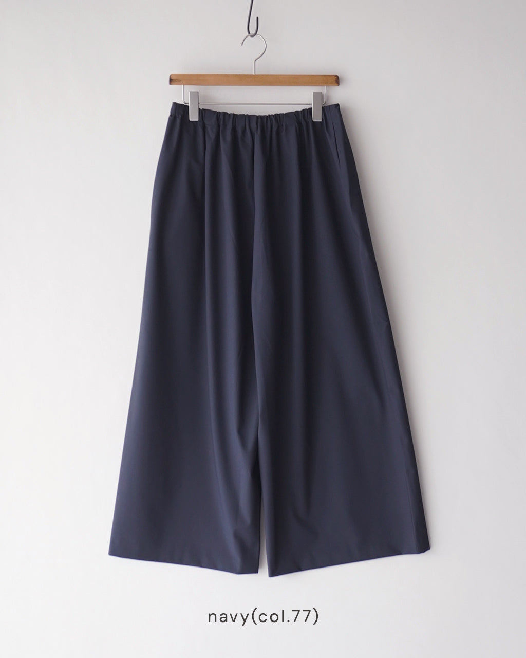 mizuiro indの navy(col.77)カラーのワイドパンツ。ウエストはゴム仕様で、裾に向かってゆったりと広がるシルエットが特徴のパンツです。