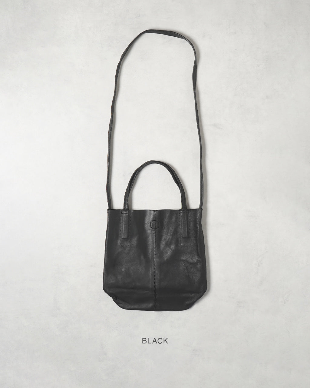 BLACK表記のあるMorphéeの小ぶりな黒い2WAYトート、正面から見た全体の形