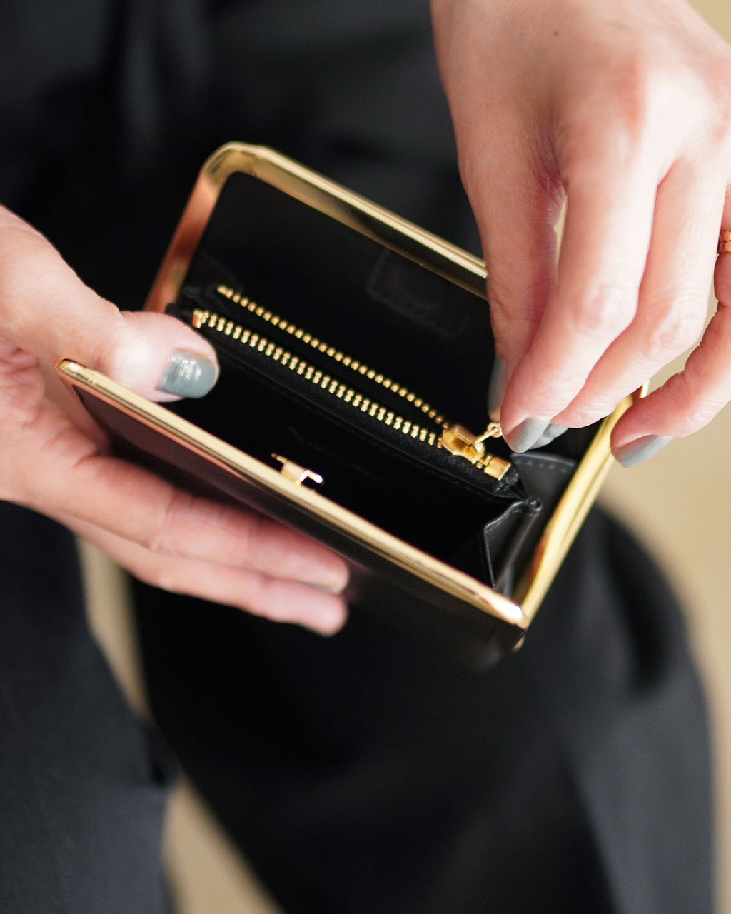 Morphee SAC A MAIN フレーム付きレザーハーフウォレット レディース