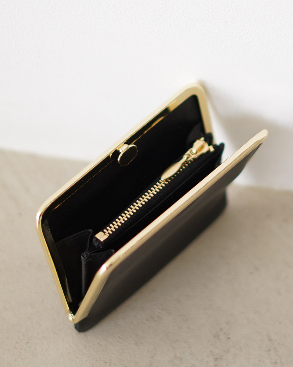 Morphee SAC A MAIN フレーム付きレザーハーフウォレット レディース