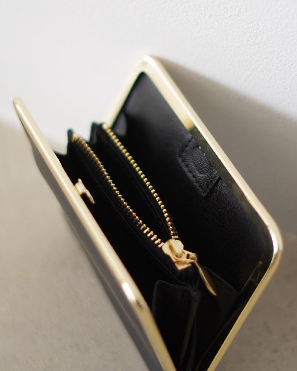 Morphee SAC A MAIN フレーム付きレザーハーフウォレット レディース