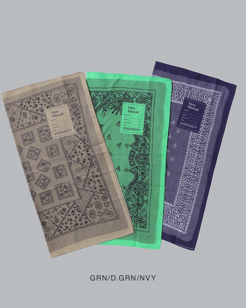 3枚セットの bandana。左からベージュ系、グリーン系、ネイビー系の柄が並び、中央のタグには New Manual の名称が記載されています。