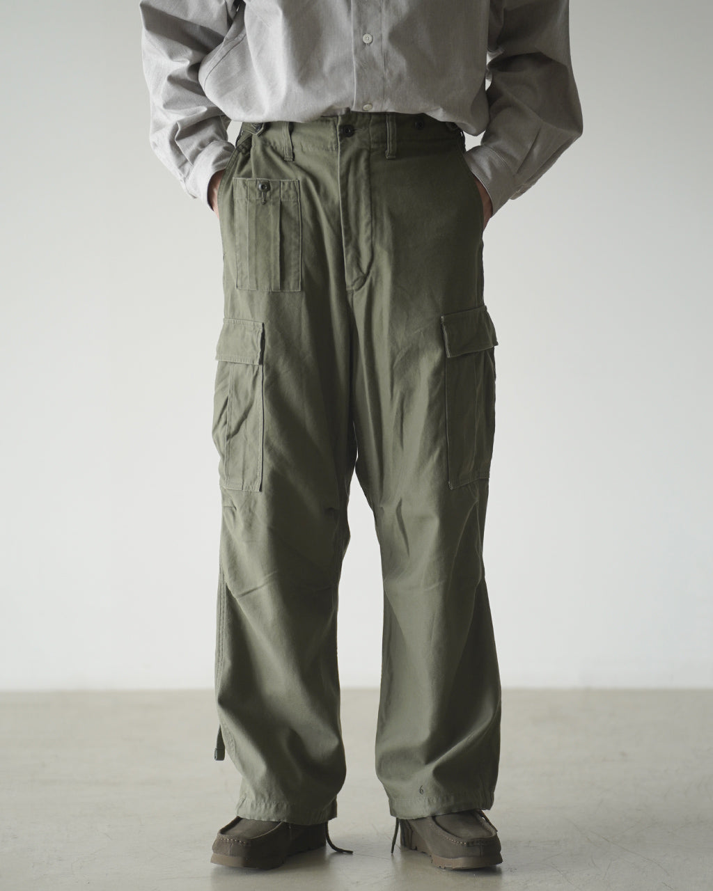 ナイジェル・ケーボンのARMY CARGO PANT、カーゴポケットが左右にあり、前述の濃いカーキ系のパンツ。ウエスト周りはスッキリとしたシルエットで、裾にはドローコードが見える。