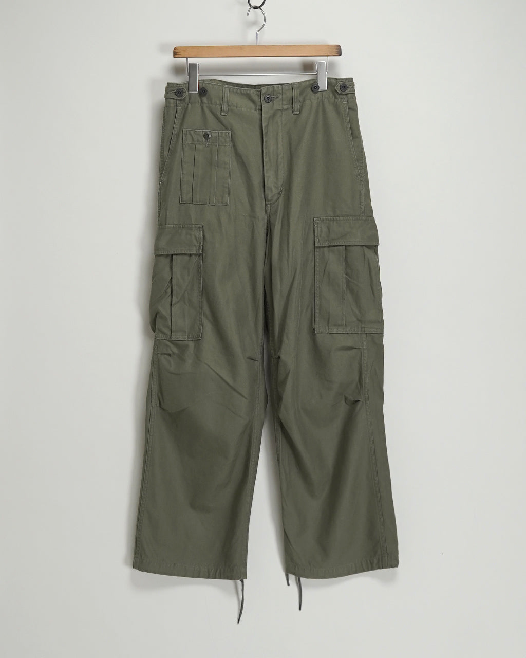 前面全体が見えるカーゴパンツ。カーキ系の米軍風デザインで、左腰のポケットと両サイドの大きなカーゴポケットが特徴です。